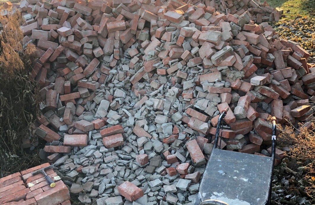 Gjenbruk av byggematerialer er effektiv ressursbruk, men i Norge ender brukt teglstein som regel opp som avfall. Gjenbruk av byggematerialer er effektiv ressursbruk, men i Norge ender brukt teglstein som regel opp som avfall.