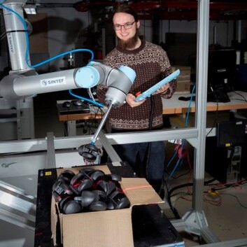 Forsker Sigurd Albrektsen med roboten i laben. (Foto: Åse Dragland/Sintef) Forsker Sigurd Albrektsen med roboten i laben. (Foto: Åse Dragland/Sintef)