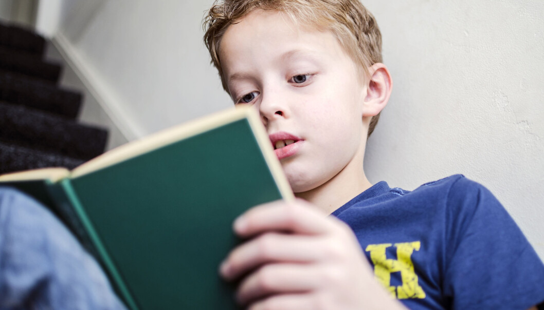 Leser du en lang fagtekst som inneholder massevis av informasjon, forstår du mer om du leser den på papir. Leser du en lang fagtekst som inneholder massevis av informasjon, forstår du mer om du leser den på papir.