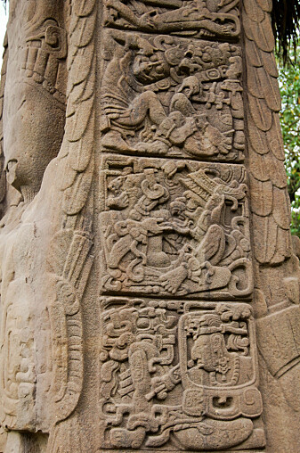 Hieroglyfer i sten i en landsby i Guatemala. Hieroglyfer i sten i en landsby i Guatemala.
