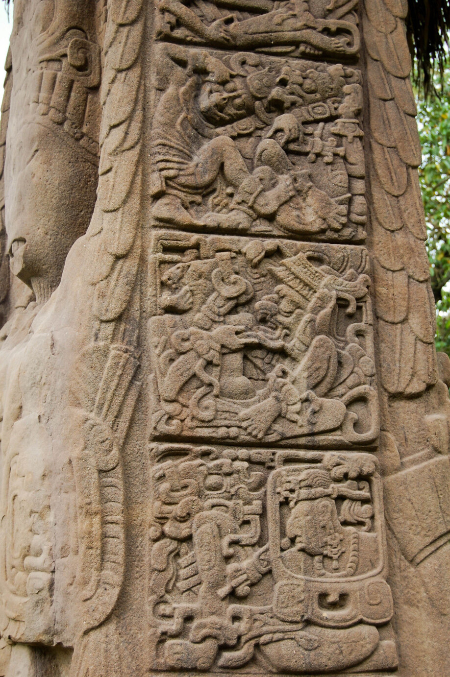 Hieroglyfer i sten i en landsby i Guatemala.