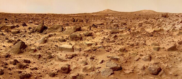 Under den blekrøde ørkenen på Mars kan det også ligge lommer av vann, der liv har overlevd i milliarder av år, mener forskerne bak Nature-studien. (Foto: NASA/JPL) Under den blekrøde ørkenen på Mars kan det også ligge lommer av vann, der liv har overlevd i milliarder av år, mener forskerne bak Nature-studien. (Foto: NASA/JPL)