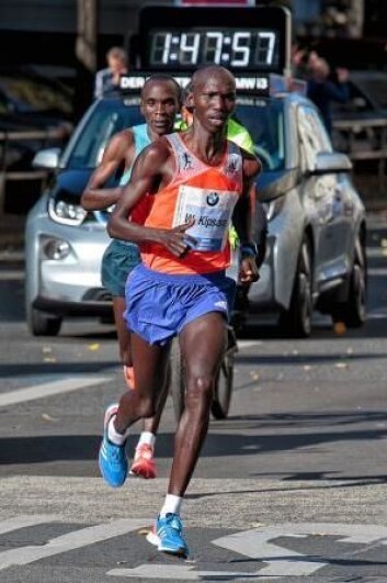 Ifølge den australske forskeren Simon Angus kan de beste maratonløperne kanskje løpe enda raskere hvis de løper med jevnere belastning. Her verdensrekordholder Wilson Kipsang Kiprotich. (Foto: Wikimedia Commons) Ifølge den australske forskeren Simon Angus kan de beste maratonløperne kanskje løpe enda raskere hvis de løper med jevnere belastning. Her verdensrekordholder Wilson Kipsang Kiprotich. (Foto: Wikimedia Commons)
