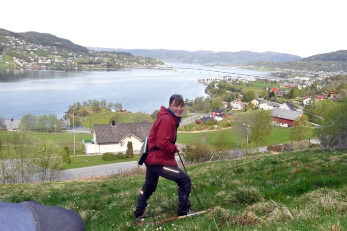 Skredforsker Lena Rubensdotter fra NGU sjekker grunnforholdene under skredfarekartleggingen i Sykkylven. (Foto: NGU) Skredforsker Lena Rubensdotter fra NGU sjekker grunnforholdene under skredfarekartleggingen i Sykkylven. (Foto: NGU)