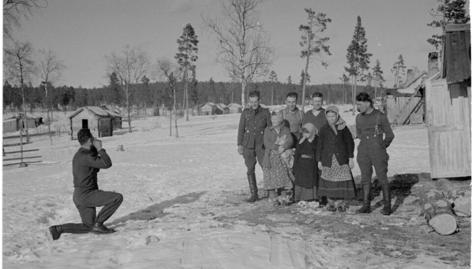 Tyske soldater får tatt et bilde sammen med skoltesamer. Fra Petsamo-regionen i Nord-Finland våren 1942.
