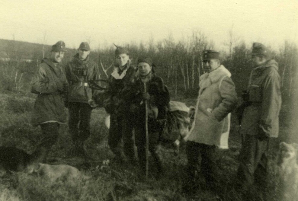 Tyske soldater og samer avbildet sammen under krigen. Tyske soldater og samer avbildet sammen under krigen.