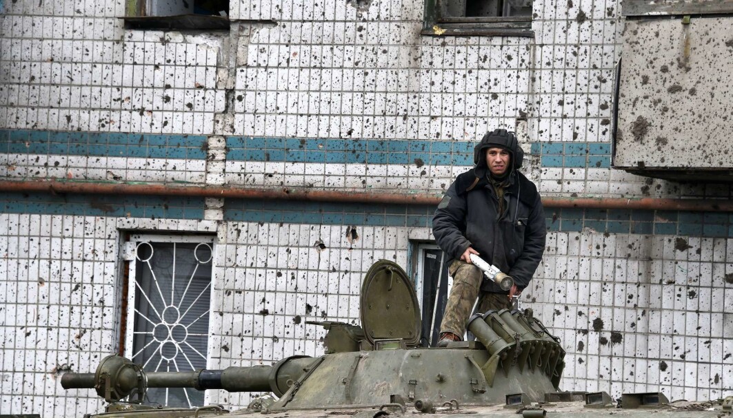 En pro-russisk separatist lader om stridsvognen sin i Donetsk i Ukraina. Så mange som 15 000 russere dro til Ukraina for å kjempe i denne konflikten. 1000 fremmedkrigere kom også fra vesten for å kjempe i Ukraina. En pro-russisk separatist lader om stridsvognen sin i Donetsk i Ukraina. Så mange som 15 000 russere dro til Ukraina for å kjempe i denne konflikten. 1000 fremmedkrigere kom også fra vesten for å kjempe i Ukraina.