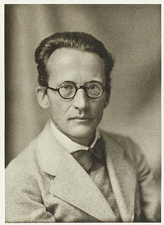 Dette er Erwin Schrödinger. Han ble født i Østerrike og levde fra 1887 til 1961 Dette er Erwin Schrödinger. Han ble født i Østerrike og levde fra 1887 til 1961
