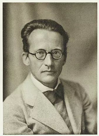 Dette er Erwin Schrödinger. Han ble født i Østerrike og levde fra 1887 til 1961