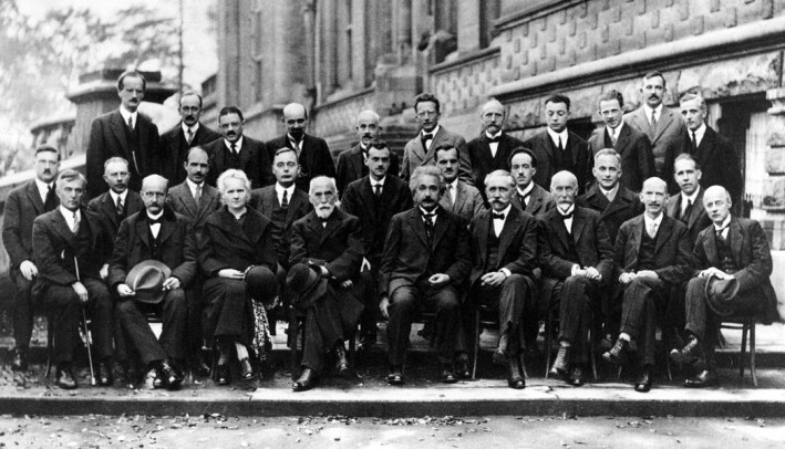 Denne gjengen med folk la grunnlaget for moderne fysikk. Bildet er fra 1927, og svært kjente vitenskapsfolk som Marie Curie, Albert Einstein, Erwin Schrødinger, Niels Bohr, Max Planck og mange andre var med på dette møtet. Denne gjengen med folk la grunnlaget for moderne fysikk. Bildet er fra 1927, og svært kjente vitenskapsfolk som Marie Curie, Albert Einstein, Erwin Schrødinger, Niels Bohr, Max Planck og mange andre var med på dette møtet.