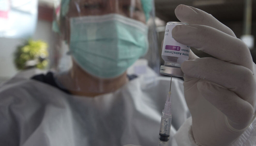 En helsearbeider fyller en sprøyte med koronavaksinen til AstraZeneca på Bali i Indonesia mandag. En ny omfattende studie bekrefter at vaksinen er både effektiv og ufarlig. En helsearbeider fyller en sprøyte med koronavaksinen til AstraZeneca på Bali i Indonesia mandag. En ny omfattende studie bekrefter at vaksinen er både effektiv og ufarlig.