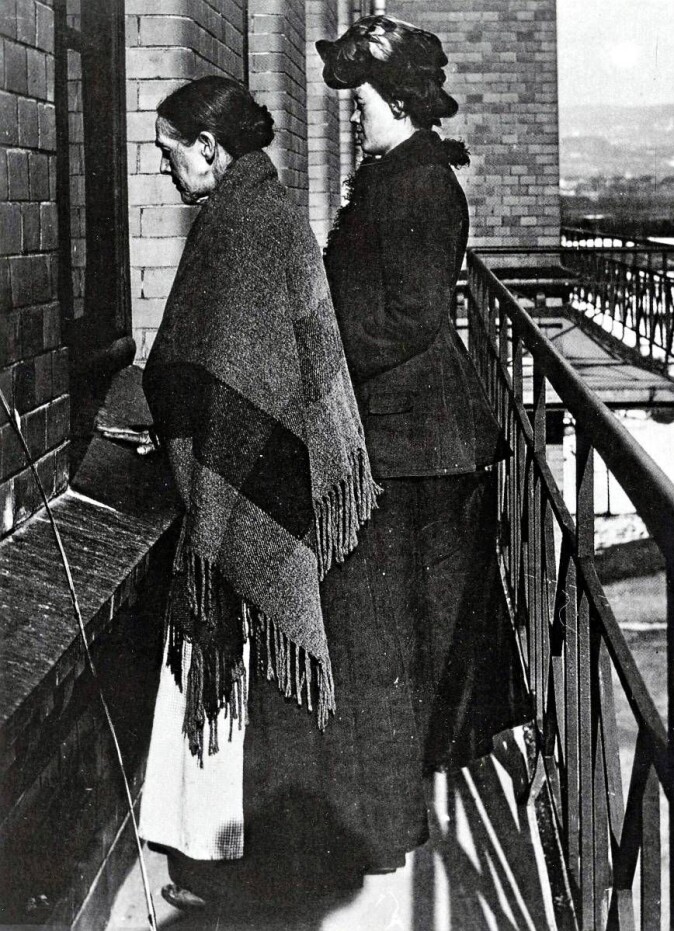 Ullevål sykehus ble opprettet i 1887 som et epidemilasarett utenfor de daværende bygrensene. Andre byggetrinn ble bygget som murbygninger, her fra 1905, Difteribygget. Det ble bygget smale balkonger slik at pårørende kunne besøke pasienter og samtidig ta smittevernhensyn. Ullevål sykehus ble opprettet i 1887 som et epidemilasarett utenfor de daværende bygrensene. Andre byggetrinn ble bygget som murbygninger, her fra 1905, Difteribygget. Det ble bygget smale balkonger slik at pårørende kunne besøke pasienter og samtidig ta smittevernhensyn.
