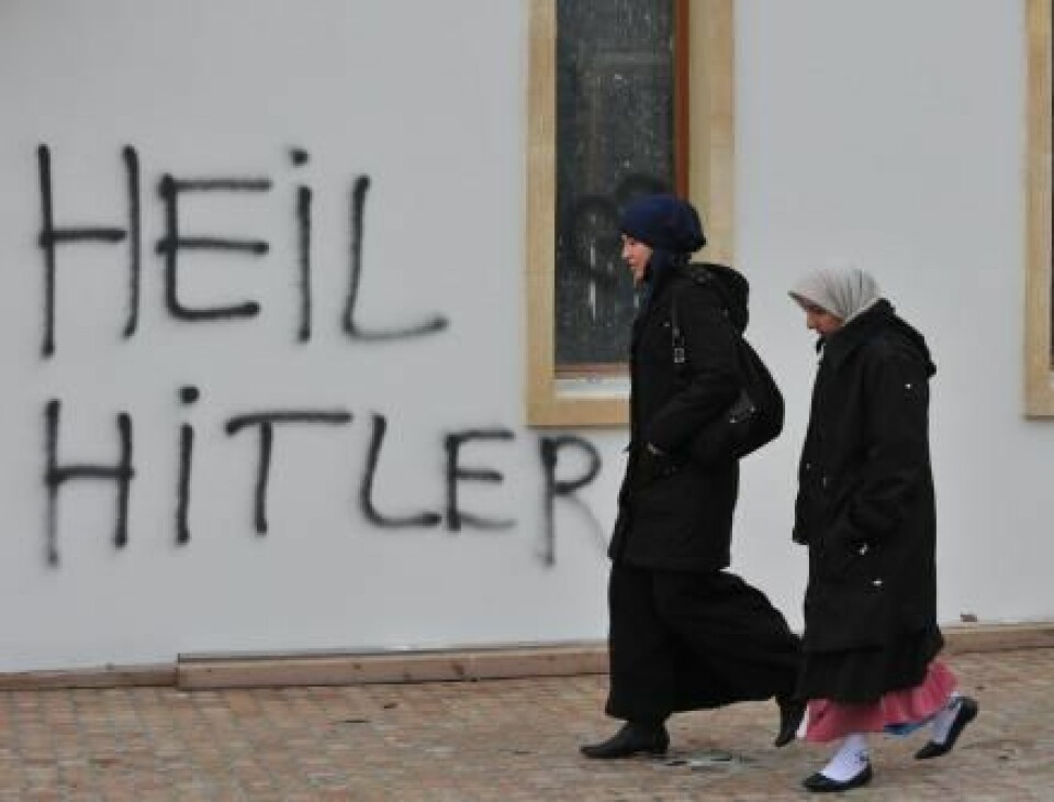 Dagens nazister er mest opptatt av muslimer, mens antisemittismen er falt mer i bakgrunnen. Her en moské i Saint-Étienne som blant annet er blitt vandalisert med Hitler-hilsener, svastikaer og hatefulle slagord. (Foto: Colourbox)