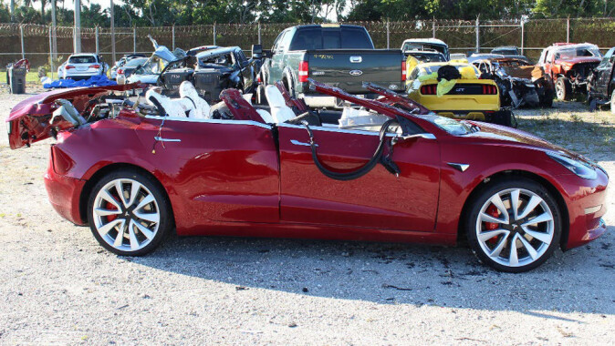 En Tesla Model 3 kjørte over fartsgrensen da den krasjet inn i en lastebil på autopilot i USA i mars 2019. Taket ble revet av og sjåføren ble drept. Ifølge en foreløpig rapport hadde sjåføren trolig ikke hendene på rattet, og verken han eller autopiloten foretok noen unnvikende handling. En Tesla Model 3 kjørte over fartsgrensen da den krasjet inn i en lastebil på autopilot i USA i mars 2019. Taket ble revet av og sjåføren ble drept. Ifølge en foreløpig rapport hadde sjåføren trolig ikke hendene på rattet, og verken han eller autopiloten foretok noen unnvikende handling.
