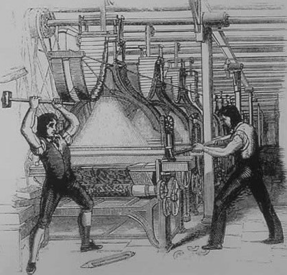 Ludditter ødelegger en mekansik vevstol. Illustrasjon fra 1844, etter at luddittbevegelsen var over. (Foto: (Illustrasjon: Wikimedia Commons))