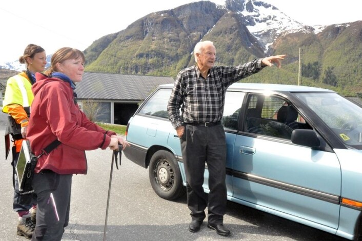 Forskerne Gro Sandøy (t.v) og Lena Rubensdotter lytter til lokalhistoriene fra Ola Tynes i Sykkylven. (Foto: NGU) Forskerne Gro Sandøy (t.v) og Lena Rubensdotter lytter til lokalhistoriene fra Ola Tynes i Sykkylven. (Foto: NGU)