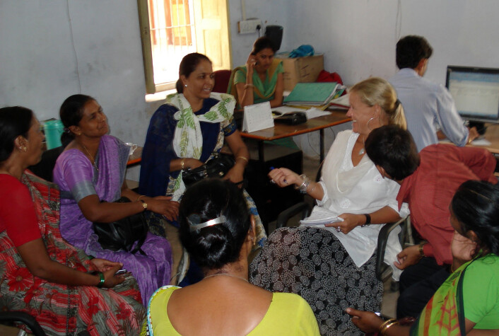 Kristin Braa i samtale med en fokusgruppe med helsearbeidere i Rajasthan i India. (Foto: Ime Asangansi) Kristin Braa i samtale med en fokusgruppe med helsearbeidere i Rajasthan i India. (Foto: Ime Asangansi)