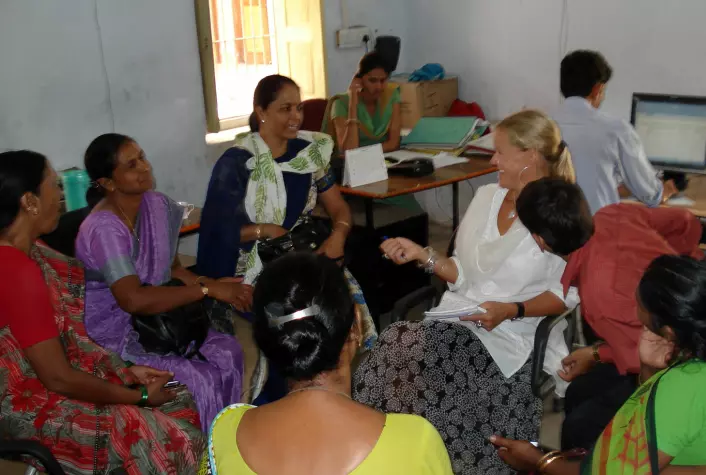 Kristin Braa i samtale med en fokusgruppe med helsearbeidere i Rajasthan i India. (Foto: Ime Asangansi)