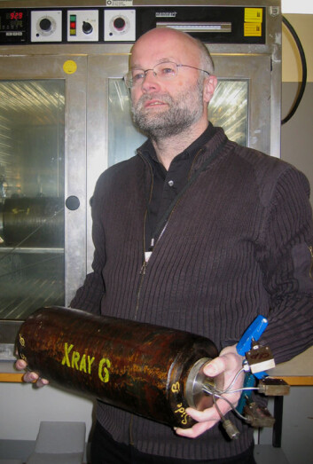 "Ingebret Fjelde holder kjerneholderne inne på laboratoriet på IRIS. Inne i disse skal de legge sedimentkjerner sauset inn med olje som skal flømmes med CO2. (Foto: Reidar Müller)" "Ingebret Fjelde holder kjerneholderne inne på laboratoriet på IRIS. Inne i disse skal de legge sedimentkjerner sauset inn med olje som skal flømmes med CO2. (Foto: Reidar Müller)"