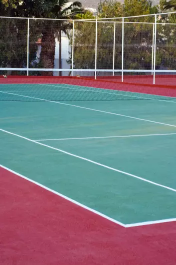 Tennis er et godt eksempel på at de magiske sirklene i et spill kan være svært tydelige. Den indre sirkelen er grønn – den ytre rød. I noen tilfeller krever spillet at spillerne er utenfor banen – som her, da serveren skal stå utenfor. (Foto: Alexisrael) (Foto: Colourbox)