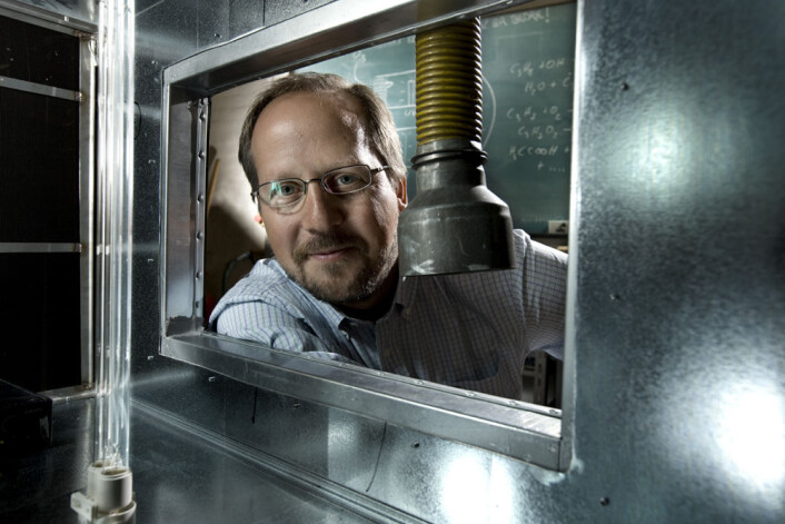 Matthew Johnson har utviklet et nytt, energisparende luftfilter som fjerner bakterier og virus, støv og giftige gasser fra lufta omtrent på samme måten som jordas atmosfære renser seg selv, med sollys, ozon og regn. (Foto: Københavns Universitet) Matthew Johnson har utviklet et nytt, energisparende luftfilter som fjerner bakterier og virus, støv og giftige gasser fra lufta omtrent på samme måten som jordas atmosfære renser seg selv, med sollys, ozon og regn. (Foto: Københavns Universitet)