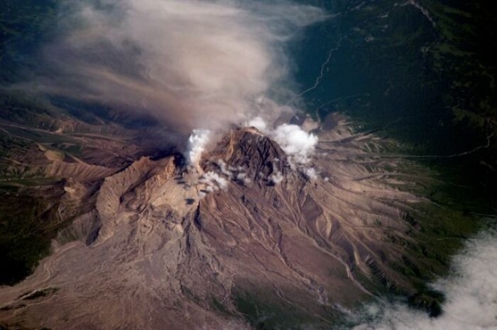 Shiveluch-vulkanen på Kamchatka-halvøya lengst øst i Russland er en av de mest aktive i «ildringen» rundt Stillehavet. Her pågår subduksjonsprosessen for fullt med en havbunnplate (Stillehavsplaten) som glir inn under en kontinentplate (Nord-Amerika-platen). Shiveluch-vulkanen på Kamchatka-halvøya lengst øst i Russland er en av de mest aktive i «ildringen» rundt Stillehavet. Her pågår subduksjonsprosessen for fullt med en havbunnplate (Stillehavsplaten) som glir inn under en kontinentplate (Nord-Amerika-platen).