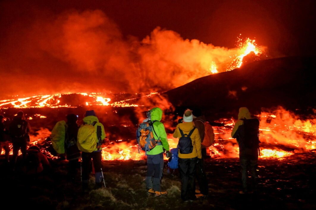 På Island spruter det nå lava opp av bakken utenfor hovedstaden Reykjavik. Dette skjer nettopp langs sprekken der platetektonikken får Atlanterhavet til å dele seg i to. Sprekken går tvers over Island. På Island spruter det nå lava opp av bakken utenfor hovedstaden Reykjavik. Dette skjer nettopp langs sprekken der platetektonikken får Atlanterhavet til å dele seg i to. Sprekken går tvers over Island.