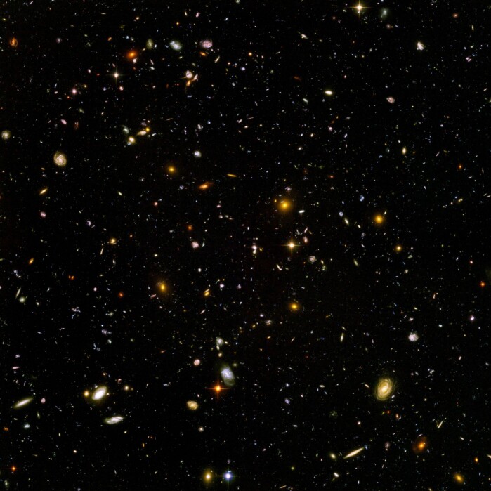 Hubble Ultra Deep Field er det dypeste bildet av universet i synlig lys. Det inneholder 10 000 galakser, de fjerneste er over 13 milliarder år gamle. Hubble Ultra Deep Field er det dypeste bildet av universet i synlig lys. Det inneholder 10 000 galakser, de fjerneste er over 13 milliarder år gamle.