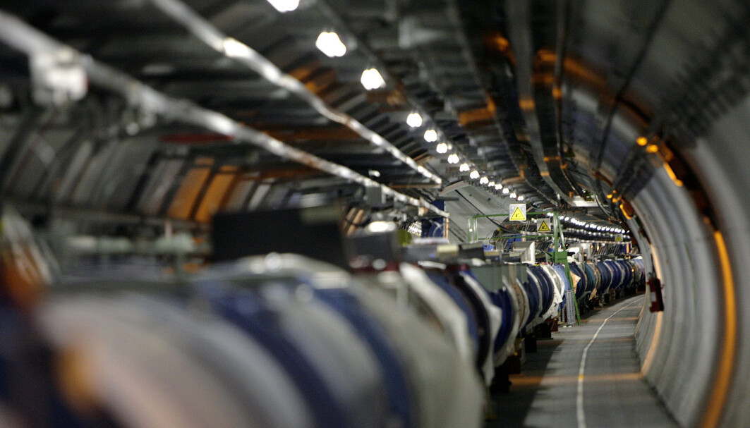 Dette er innsiden av tunnelen ved CERN, som huser LHC-maskinen. Hele maskinen inneholder flere typer detektorer, som undersøker forskjellige fenomener. Dette er innsiden av tunnelen ved CERN, som huser LHC-maskinen. Hele maskinen inneholder flere typer detektorer, som undersøker forskjellige fenomener.