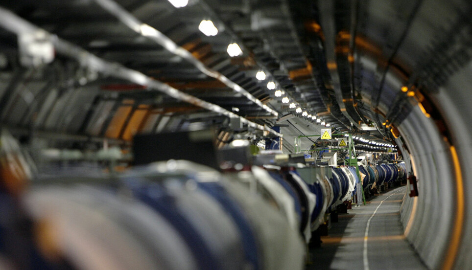 Dette er innsiden av tunnelen ved CERN, som huser LHC-maskinen. Hele maskinen inneholder flere typer detektorer, som undersøker forskjellige fenomener.
