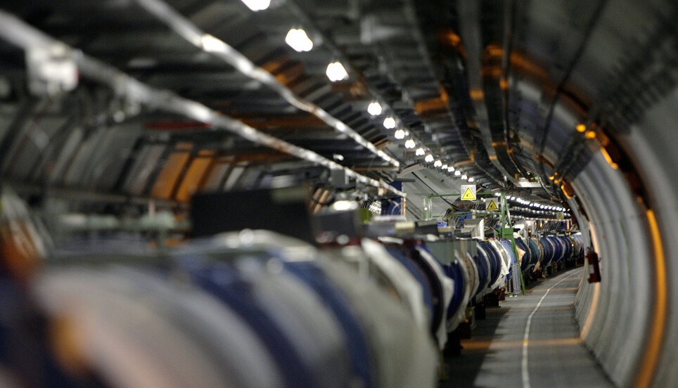 Dette er innsiden av tunnelen ved CERN, som huser LHC-maskinen. Hele maskinen inneholder flere typer detektorer, som undersøker forskjellige fenomener.