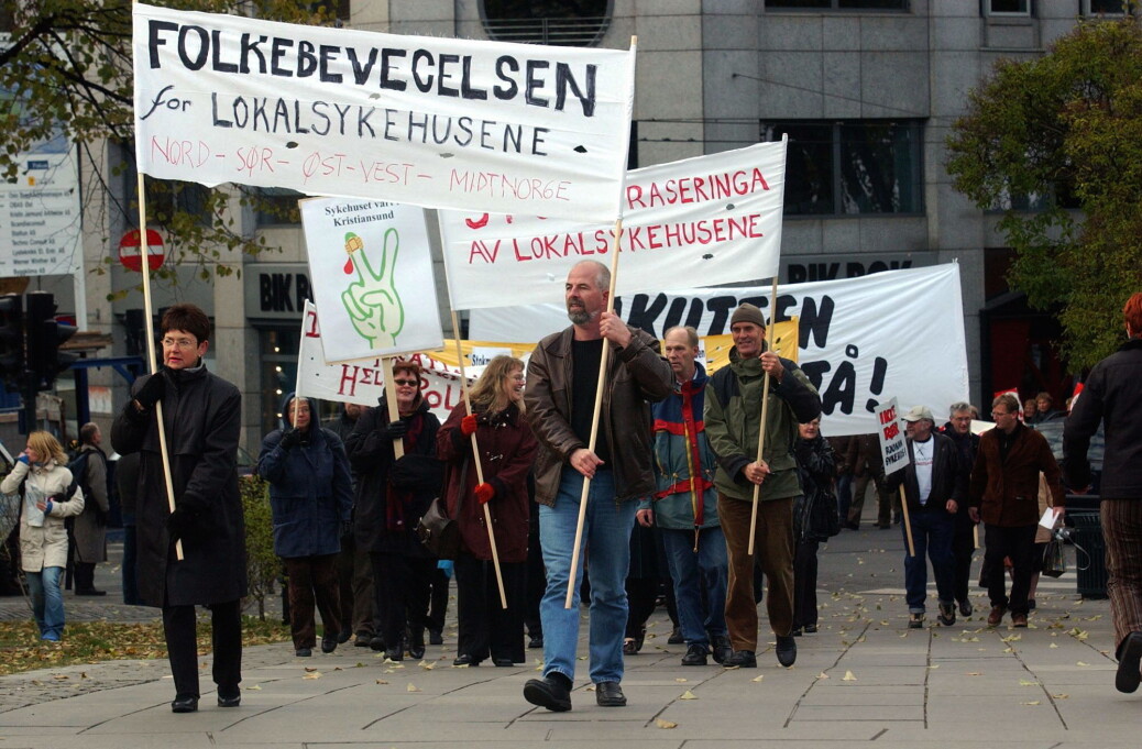 Kamp for lokalsykehusene. Aksjonister, lokalpolitikere og ordførere fra hele landet demonstrerte tirsdag foran Stortinget mot nedlegging av vitale funksjoner ved flere lokalsykehus. Kamp for lokalsykehusene. Aksjonister, lokalpolitikere og ordførere fra hele landet demonstrerte tirsdag foran Stortinget mot nedlegging av vitale funksjoner ved flere lokalsykehus.