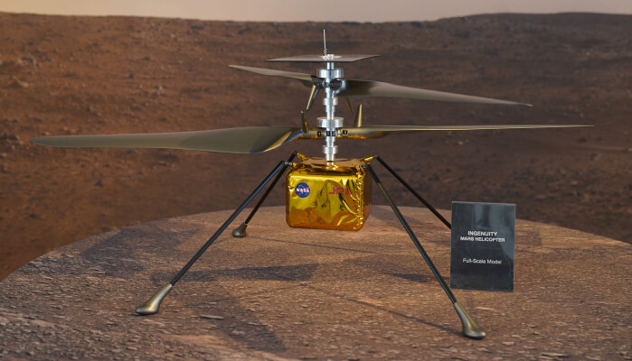 En modell i full skala viser hvordan det lille Ingenuity-helikopteret ser ut. Et første forsøk på å fly det på Mars skal gjøres 8. april. En modell i full skala viser hvordan det lille Ingenuity-helikopteret ser ut. Et første forsøk på å fly det på Mars skal gjøres 8. april.