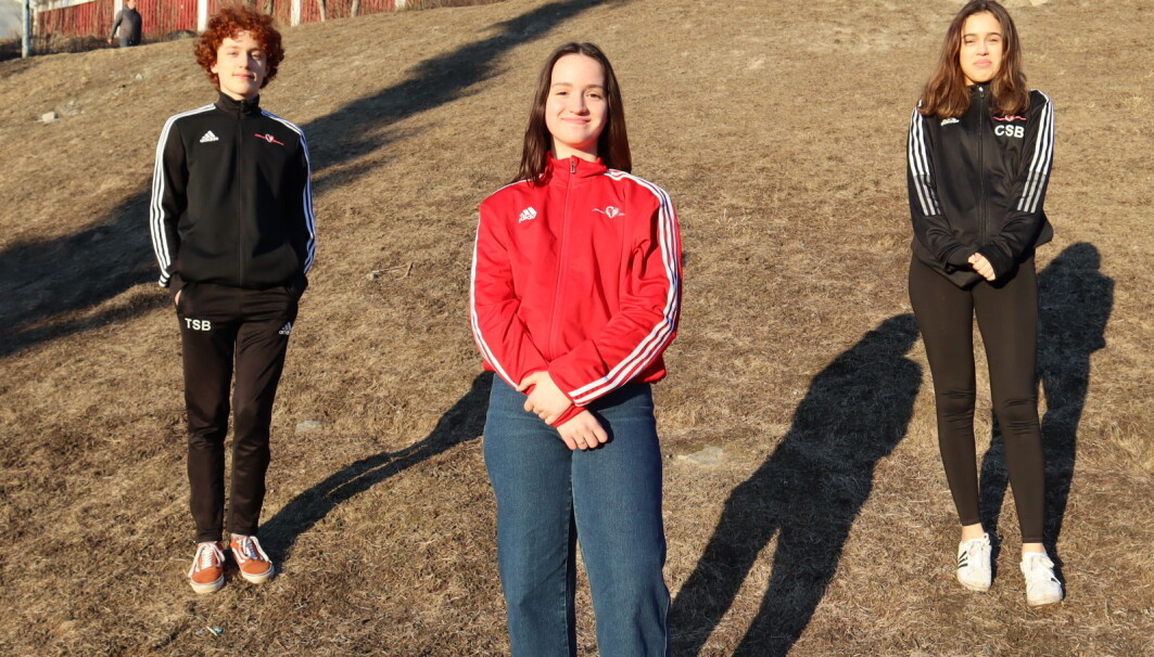 - De fleste på laget møter ikke opp til treninger lenger, forteller Tomas Shaw Bjerkestrand (15), Nihan Nuredini (15) og Constanza Shaw Bjerkestrand (15) på Holmlia i Oslo. De mistet det meste av håndballsesongen i fjor, og nå spøker det for årets sesong. - De fleste på laget møter ikke opp til treninger lenger, forteller Tomas Shaw Bjerkestrand (15), Nihan Nuredini (15) og Constanza Shaw Bjerkestrand (15) på Holmlia i Oslo. De mistet det meste av håndballsesongen i fjor, og nå spøker det for årets sesong.