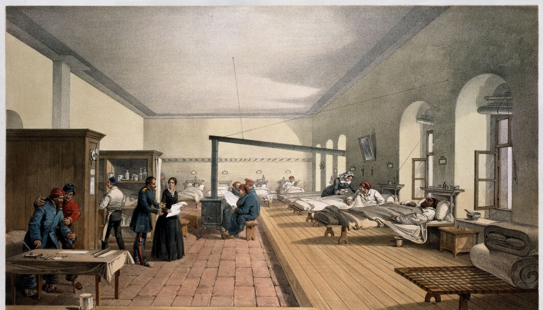 En av dagens sykehusbakterier oppstod da sykehusene så slik ut. Maleriet viser en avdeling på et sykehus ved Istanbul, under krimkrigen. Bildet ble malt i 1856 av William Simpson. En av dagens sykehusbakterier oppstod da sykehusene så slik ut. Maleriet viser en avdeling på et sykehus ved Istanbul, under krimkrigen. Bildet ble malt i 1856 av William Simpson.
