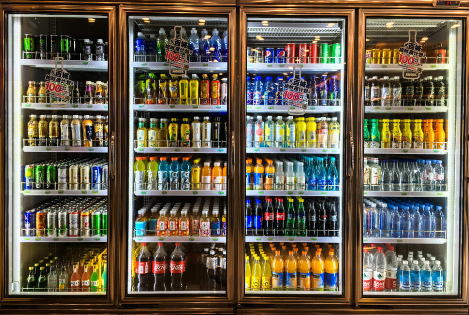 En student flyttet flaskene i kjøleskapene i skoler og fikk de unge til å kjøpe flere sunne drikkevarer.