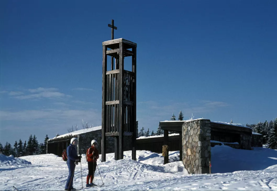 Dette bildet er tatt utenfor Sjusjøen fjellkirke på 1970-tallet.