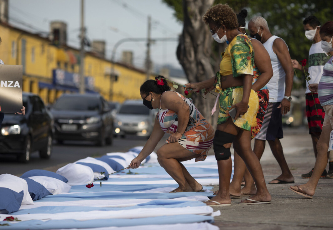 Demonstranter plasserer roser på madrasser som symboliserer koronapasienter under en protest i Rio de Janeiro mot regjeringens håndtering av pandemien. Demonstranter plasserer roser på madrasser som symboliserer koronapasienter under en protest i Rio de Janeiro mot regjeringens håndtering av pandemien.
