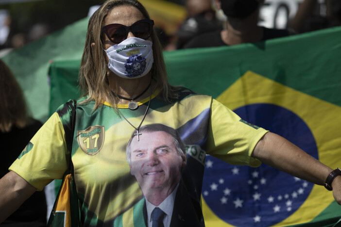 En tilhenger av Brasils president Jair Bolsonaro deltar i en protest på Copacabana mot en ti dager lang nedstengning av Rio de Janeiro for å prøve å bremse koronapandemien. En tilhenger av Brasils president Jair Bolsonaro deltar i en protest på Copacabana mot en ti dager lang nedstengning av Rio de Janeiro for å prøve å bremse koronapandemien.