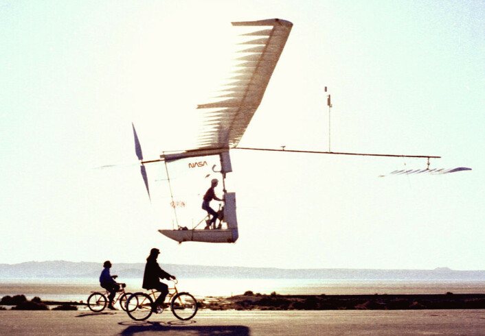 The Gossamer Albatross II flyr på Dryden Flight Research Center i 1980. (Foto: NASA) The Gossamer Albatross II flyr på Dryden Flight Research Center i 1980. (Foto: NASA)