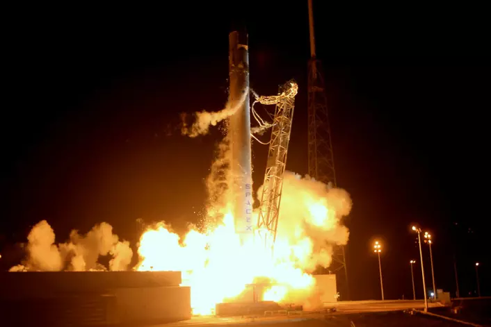 Falcon 9-raketten med Dragon-romkapselen tar av fra Cape Canaveral 22. mai 2012 med den første lasten til romstasjonen levert av et privat firma. (Foto: SpaceX)