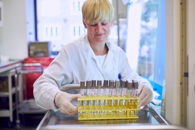 – Vi sekvenserte hele DNA-et til de identifiserte salmonellabakteriene, og fikk bekreftet at dette var <span class="italic" data-lab-italic_desktop="italic">S. Enteriditis</span>, forklarer Camilla Sekse. – Vi sekvenserte hele DNA-et til de identifiserte salmonellabakteriene, og fikk bekreftet at dette var <span class="italic" data-lab-italic_desktop="italic">S. Enteriditis</span>, forklarer Camilla Sekse.