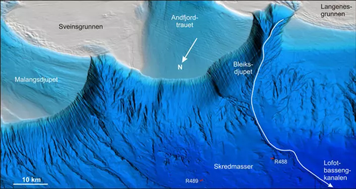 3D-figur av kontinentalskråninga og kontinentalsokkelen utanfor Troms-Vesterålen, sett inn mot land frå nordvest mot søraust. R488 og R489 viser videostasjonane på 2000-2200 meters djup der grottene, bakteriemattene og karbonatskorpene vart funne. (Foto: (Illustrasjon: NGU/Mareano))