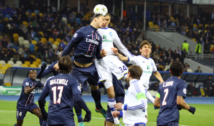 Zlatan Ibrahimovic fra Paris Saint Germain i hodeduell med Yevhen Khacheridi fra Dynamo Kiev i en Champions League-kamp i 2012. (Foto: Colourbox.com) Zlatan Ibrahimovic fra Paris Saint Germain i hodeduell med Yevhen Khacheridi fra Dynamo Kiev i en Champions League-kamp i 2012. (Foto: Colourbox.com)