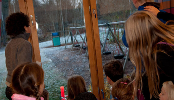 Elevene diskuterer om delene til huskestativet jobber sammen, og om dette er et system. (Foto: Nina Cecilie Hanssen) Elevene diskuterer om delene til huskestativet jobber sammen, og om dette er et system. (Foto: Nina Cecilie Hanssen)