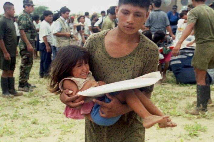 Peruanske soldater evakuerer Piura, en liten by 100 mil nord for Lima, i januar 1998. En brutal El Niño-storm hadde lagt store deler av byen under vann. (Foto: Silvia izquierdo/ Reuters) Peruanske soldater evakuerer Piura, en liten by 100 mil nord for Lima, i januar 1998. En brutal El Niño-storm hadde lagt store deler av byen under vann. (Foto: Silvia izquierdo/ Reuters)
