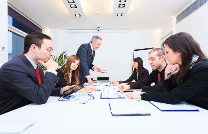 Uformelle nettverk på arbeidsplassene formes gjerne på tvers av styringslinjer og formelle organisasjonskart, og utvikler gjerne en felles identitet. (Foto: Microstock) Uformelle nettverk på arbeidsplassene formes gjerne på tvers av styringslinjer og formelle organisasjonskart, og utvikler gjerne en felles identitet. (Foto: Microstock)