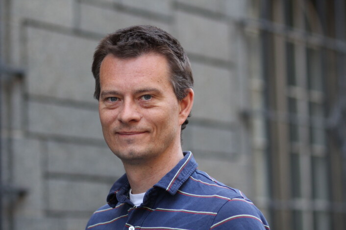 Jacob Hølen, NEM, forklarer at helseforskningsloven styrer hva som skal legges fram for REK. (Foto: Lise Ekern) Jacob Hølen, NEM, forklarer at helseforskningsloven styrer hva som skal legges fram for REK. (Foto: Lise Ekern)