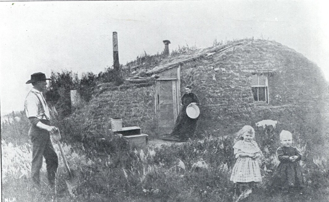 Nybyggerne bygde ofte hus av torv. Torvhusene holdt godt på varmen, noe som var helt nødvendig i de harde vintrene. Bildet viser nybyggeren John Bakkens første hus i Milton i Cavalier County, North Dakota, cirka 1880. Nybyggerne bygde ofte hus av torv. Torvhusene holdt godt på varmen, noe som var helt nødvendig i de harde vintrene. Bildet viser nybyggeren John Bakkens første hus i Milton i Cavalier County, North Dakota, cirka 1880.