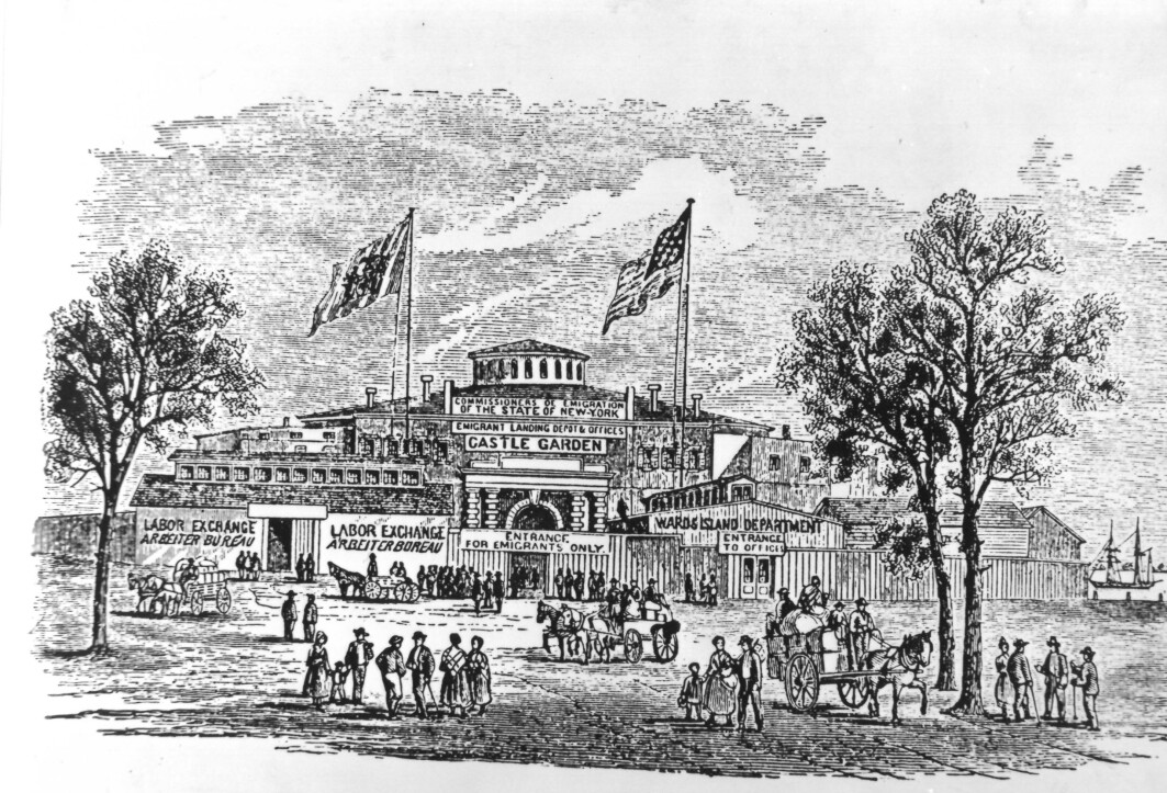 Castle Garden, den første innvandringsstasjonen i New York lå på Manhattens sørspiss. Stasjonen ble åpnet i 1855. Castle Garden ble nedlagt og erstattet av Ellis Island på slutten av 1800-tallet. Castle Garden, den første innvandringsstasjonen i New York lå på Manhattens sørspiss. Stasjonen ble åpnet i 1855. Castle Garden ble nedlagt og erstattet av Ellis Island på slutten av 1800-tallet.